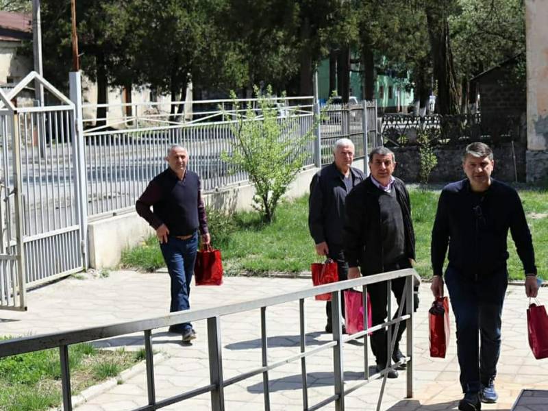 ცაგერის მუნიციპალიტეტის მერმა მერიისა და საკრებულოს თანამდებობის პირებთან ერთად...